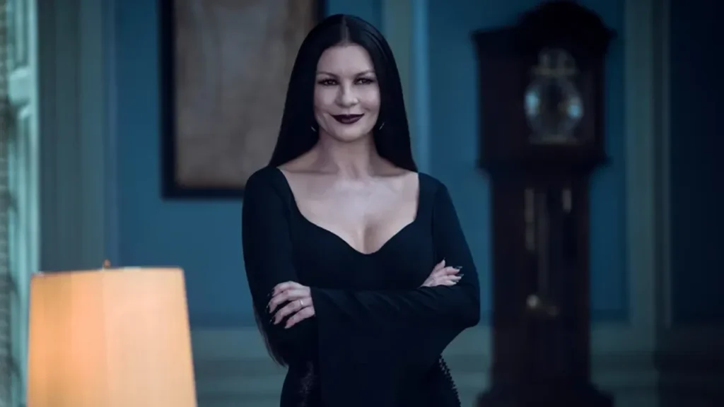 Catherine Zeta-Jones é Mortícia Addams em 'Wandinha' — Foto: IMDB/Reprodução