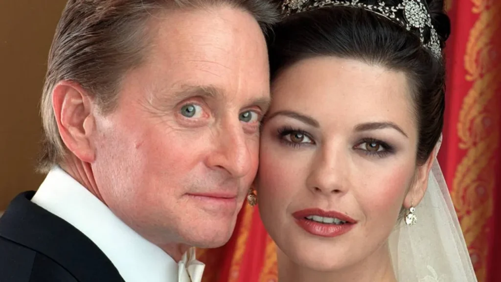 Michael Douglas e Catherine Zeta-Jones em foto do casamento, que aconteceu no New York Plaza Hotel em 2000
